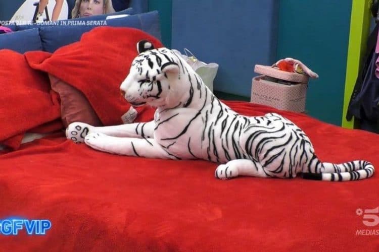 Perché Valeria Marini dorme con la tigre di peluche