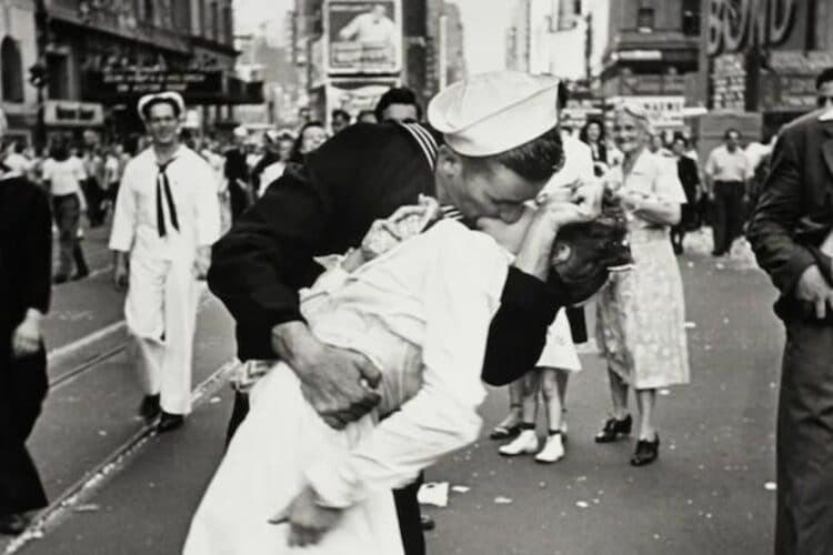Bacio Times Square, la foto storica mostrata da Fiorello: quando è stata scattata?