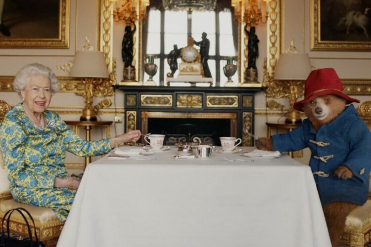 Paddington chi è l’orsetto del video con la Regina Elisabetta