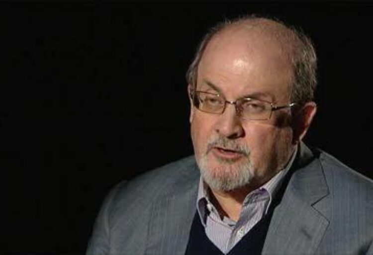 Salman Rushdie chi è lo scrittore dell’accoltellamento a New York VIDEO