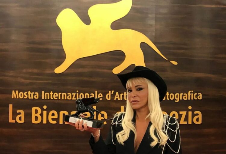 Chi è Vera Gemma vincitrice a Venezia: dal bullismo allo strip-tease