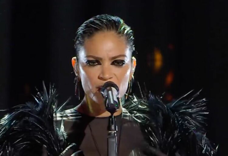 Sanremo 2022 Elodie la giacca si apre e rimane in body FOTO