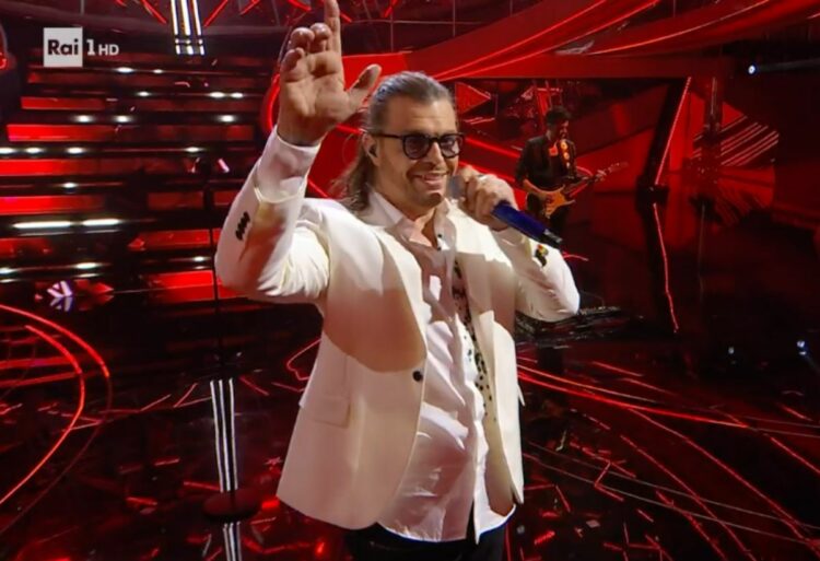 Sanremo 2023 Gianluca Grignani show, bestemmia fake e difesa di Blanco