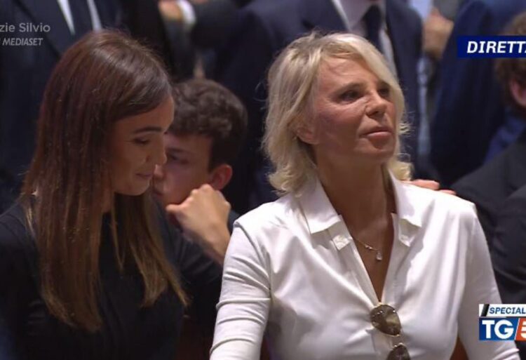 Maria De Filippi a funerali Silvio Berlusconi vestita di bianco: il motivo