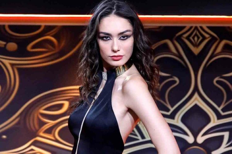 Il Mercante in Fiera Pino Insegno chi è la Gatta Nera: una Miss discussa