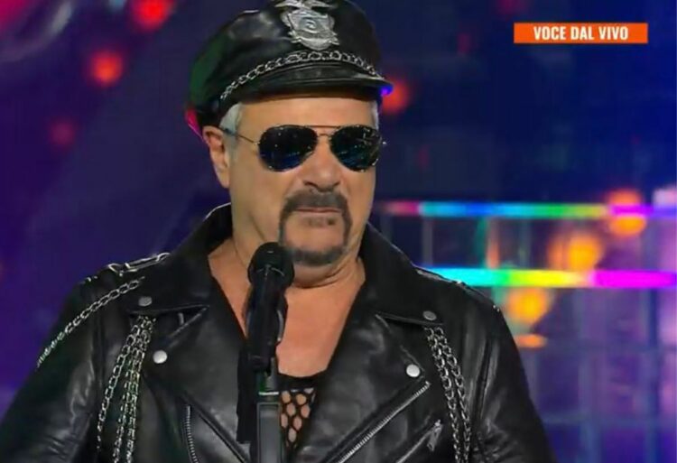 Tale e Quale Show Pino Insegno imita Village People 