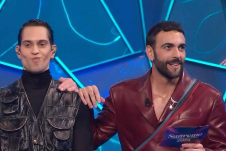 Sanremo 2024 Marco Mengoni annuncia Mahmood: il gesto d’affetto spiazza